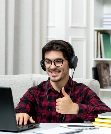 طالب يتابع التعلم من الكمبيوتر